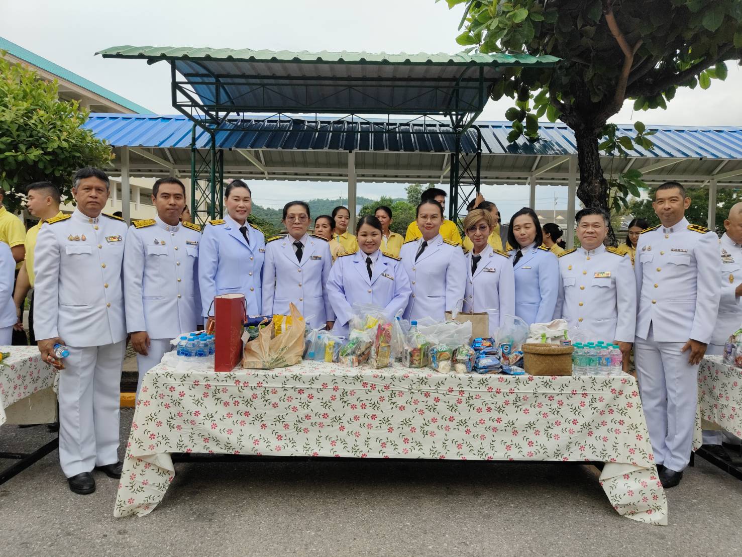 พิธีสวดพระพุทธมนต์และทำบุญตักบาตรข้าวสารอาหารแห้ง รวมถึงพิธีวางพวงมาลาและถวายบังคม เนื่องในวันนวมินทรมหาราช