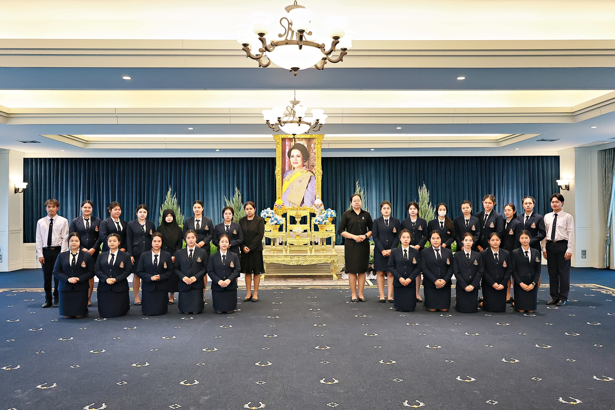 พิธีลงนามถวายความอาลัยและถวายสักการะหน้าพระฉายาลักษณ์ สมเด็จพระนางเจ้าสิริกิติ์ พระบรมราชินีนาถ พระบรมราชชนนีพันปีหลวง