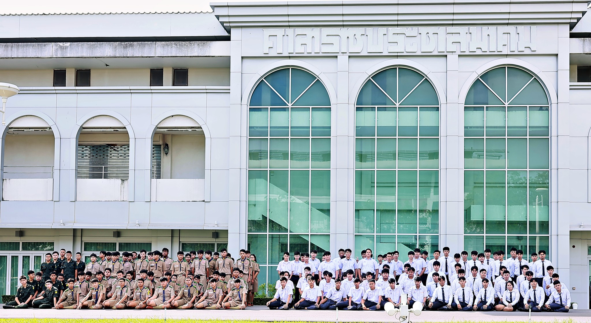พิธีลงนามถวายความอาลัยและถวายสักการะหน้าพระฉายาลักษณ์ สมเด็จพระนางเจ้าสิริกิติ์ พระบรมราชินีนาถ พระบรมราชชนนีพันปีหลวง