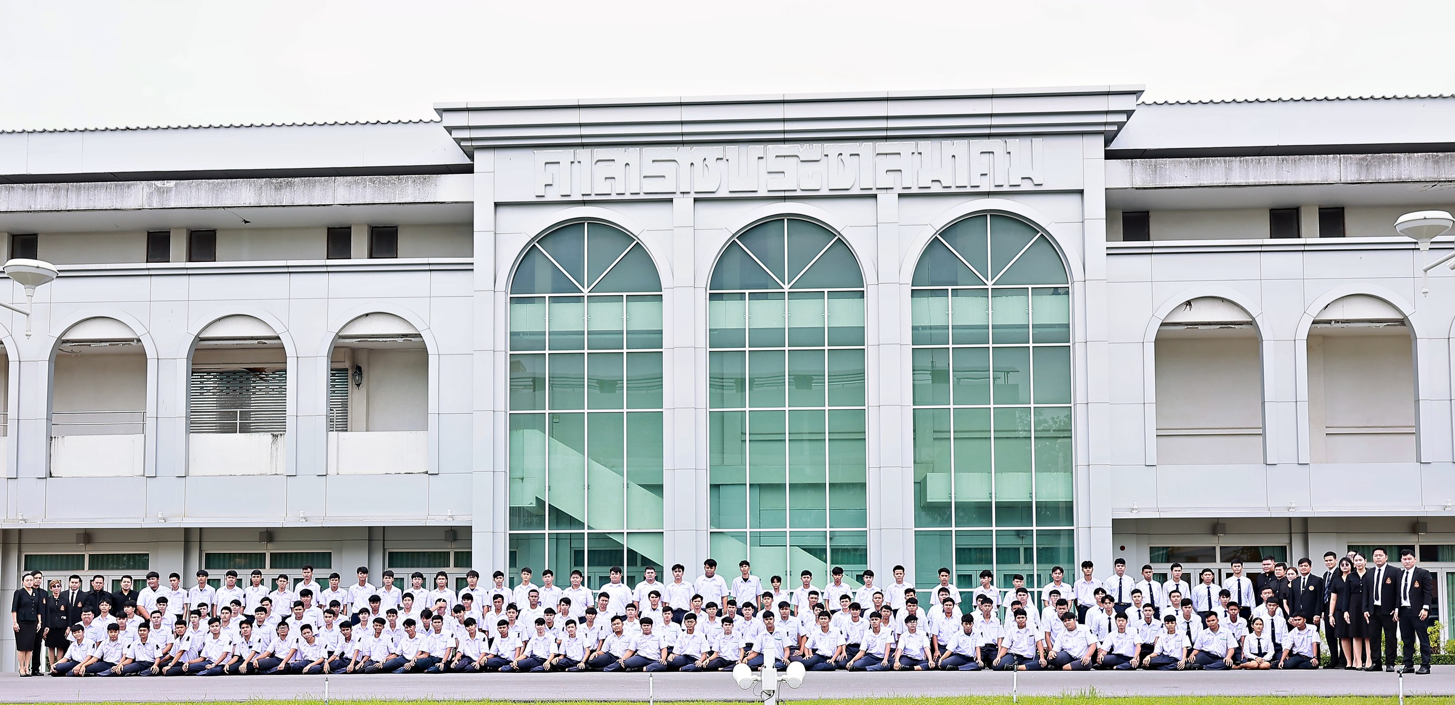 พิธีลงนามถวายความอาลัยและถวายสักการะหน้าพระฉายาลักษณ์ สมเด็จพระนางเจ้าสิริกิติ์ พระบรมราชินีนาถ พระบรมราชชนนีพันปีหลวง