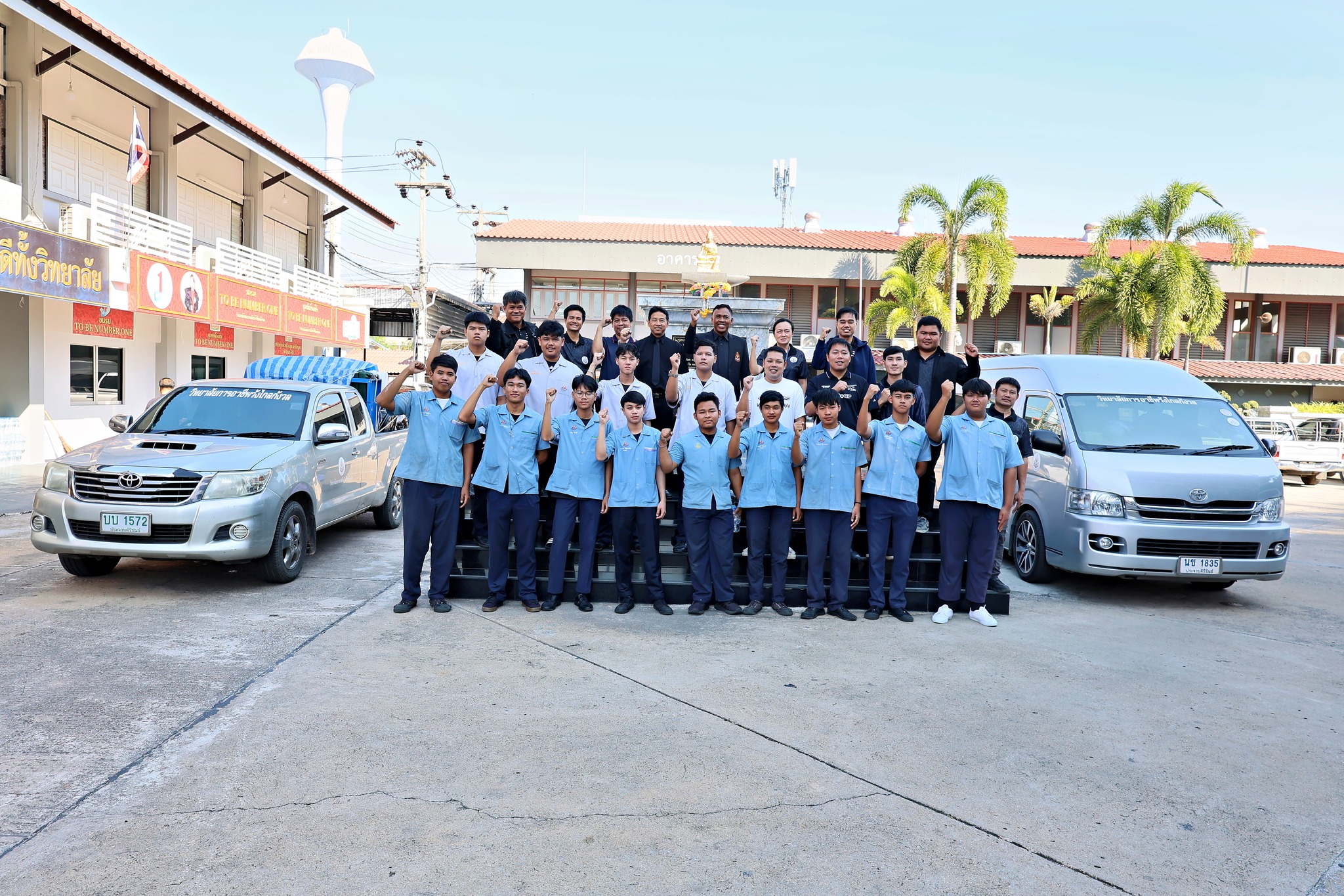 ร่วมให้กำลังใจคณะครูและตัวแทนนักเรียน นักศึกษา จากแผนกวิชาไฟฟ้ากำลัง และแผนกวิชาช่างยนต์ ในโอกาสออกเดินทางไปยังจังหวัดสงขลา 