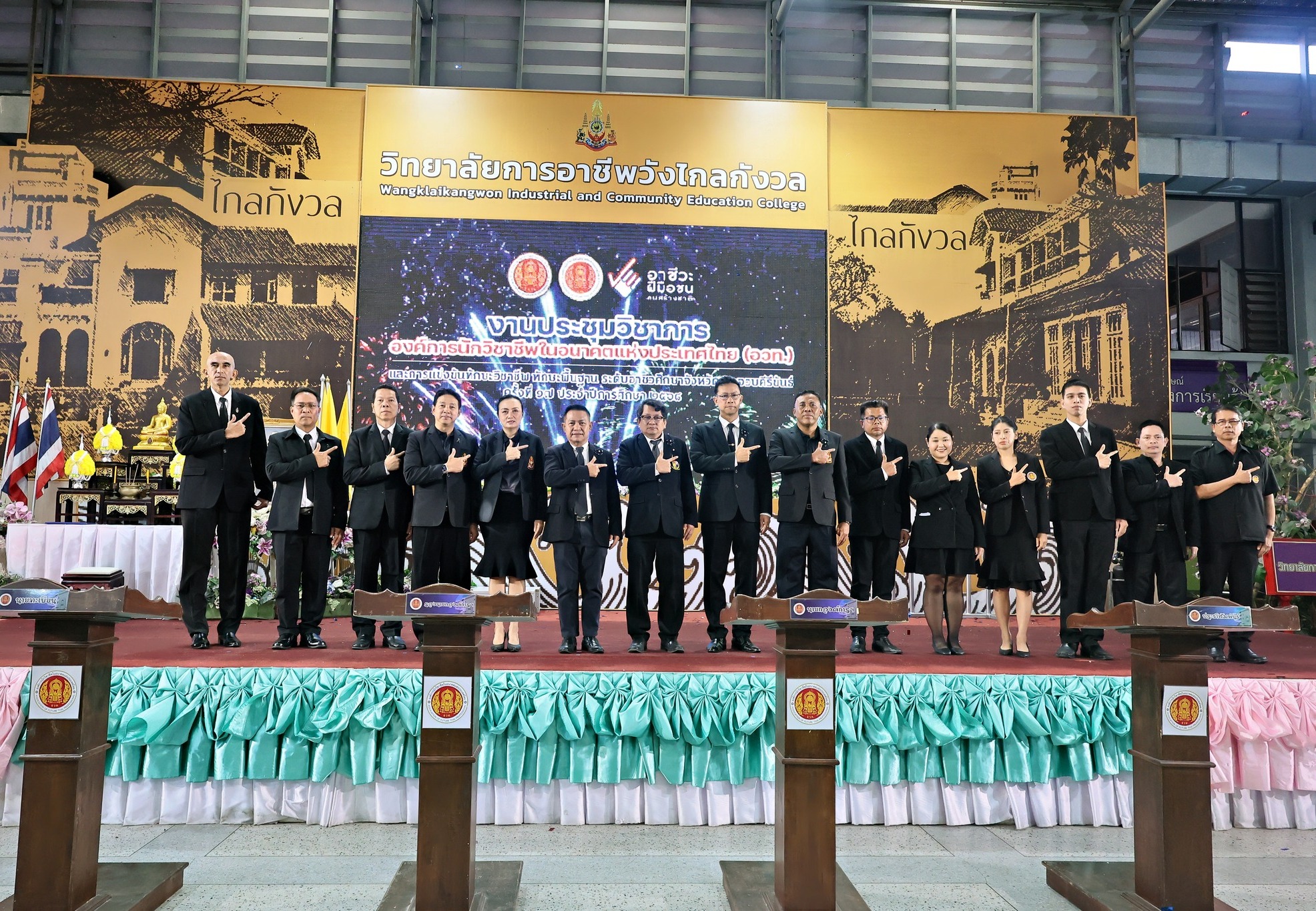 เข้าเยี่ยมชมและให้กำลังใจนักเรียน นักศึกษาที่เข้าร่วมการแข่งขัน ในงานประชุมวิชาการองค์การนักวิชาชีพในอนาคตแห่งประเทศไทย (อวท.) การแข่งขันทักษะวิชาชีพและทักษะพื้นฐาน ระดับอาชีวศึกษาจังหวัดประจวบคีรีขันธ์ ประจำปีการศึกษา 2568