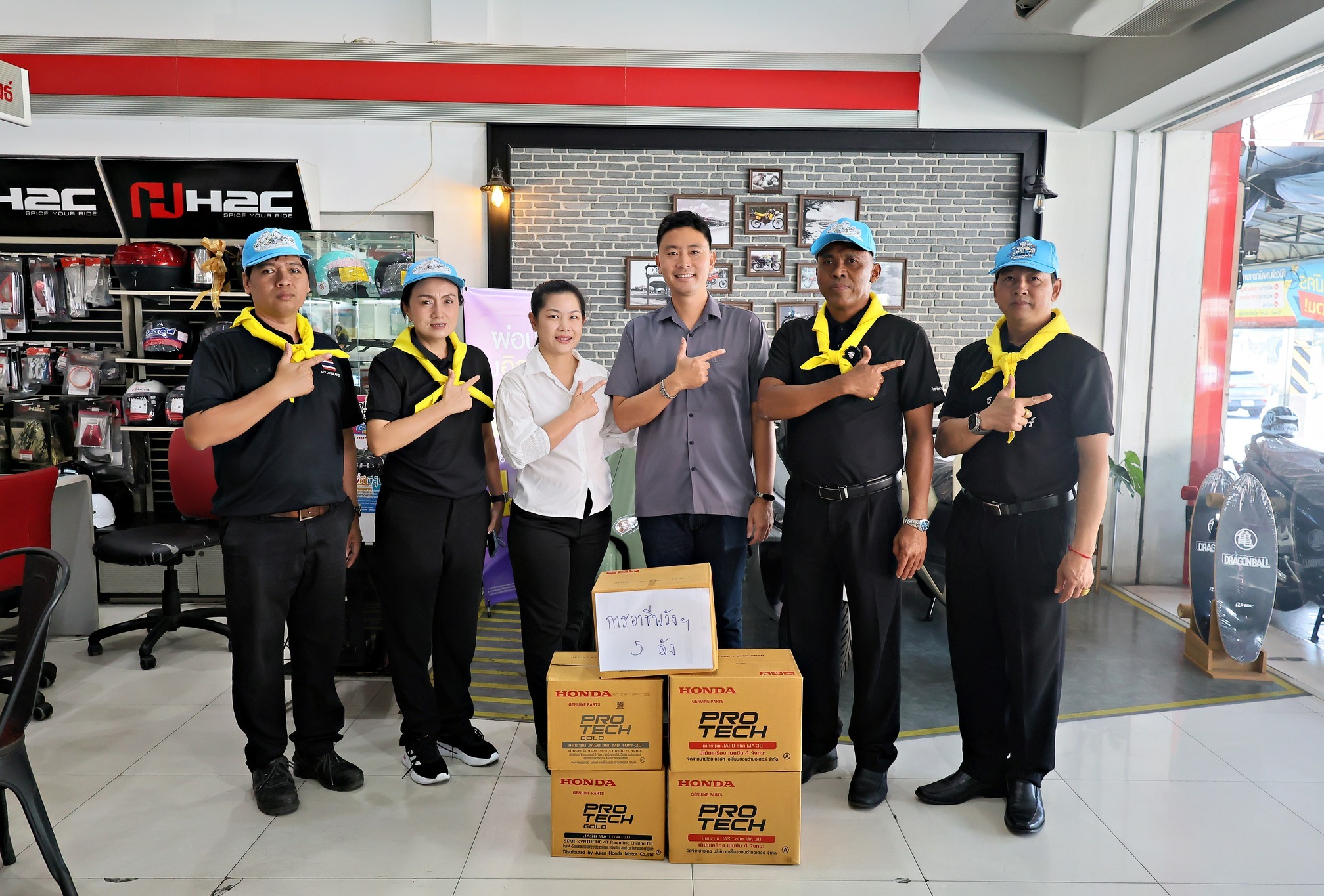 เข้ารับมอบสิ่งของบริจาคเป็นน้ำมันเครื่อง เพื่อส่งต่อในการช่วยเหลือผู้ประสบอุทกภัยในพื้นที่ภาคใต้