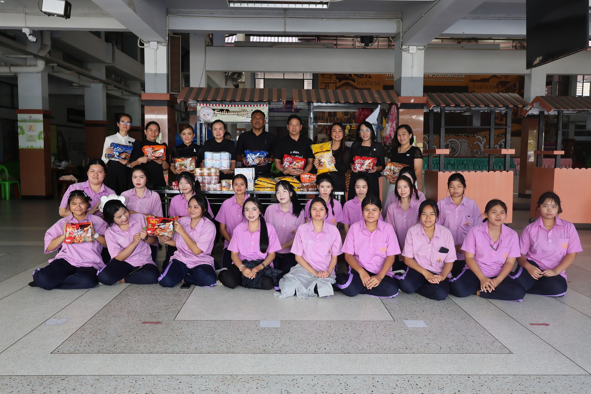 แผนกวิชาสาขาการตลาดและธุรกิจค้าปลีก วิทยาลัยการอาชีพวังไกลกังวล ได้ร่วมกันจัดกิจกรรมบริจาคเพื่อช่วยเหลือผู้ประสบภัยในพื้นที่ภาคใต้