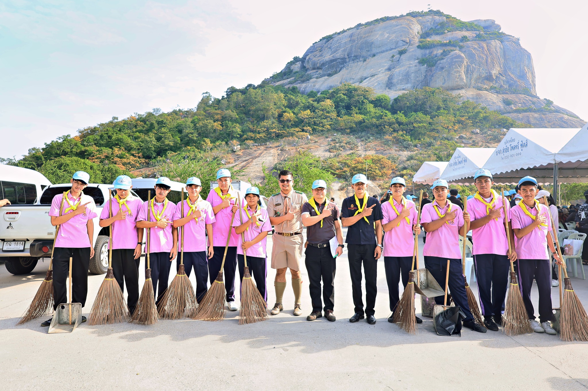 กิจกรรมจิตอาสาพัฒนา ทำความสะอาดชายหาดหัวดอน (เก็บขยะ) เนื่องในวันคล้ายวันพระบรมราชสมภพพระบาทสมเด็จพระบรมชมชนกาธิเบศรมหาภูมิพลอดุลยเดชมหาราช บรมนาถบพิตร "วันพ่อแห่งชาติ"