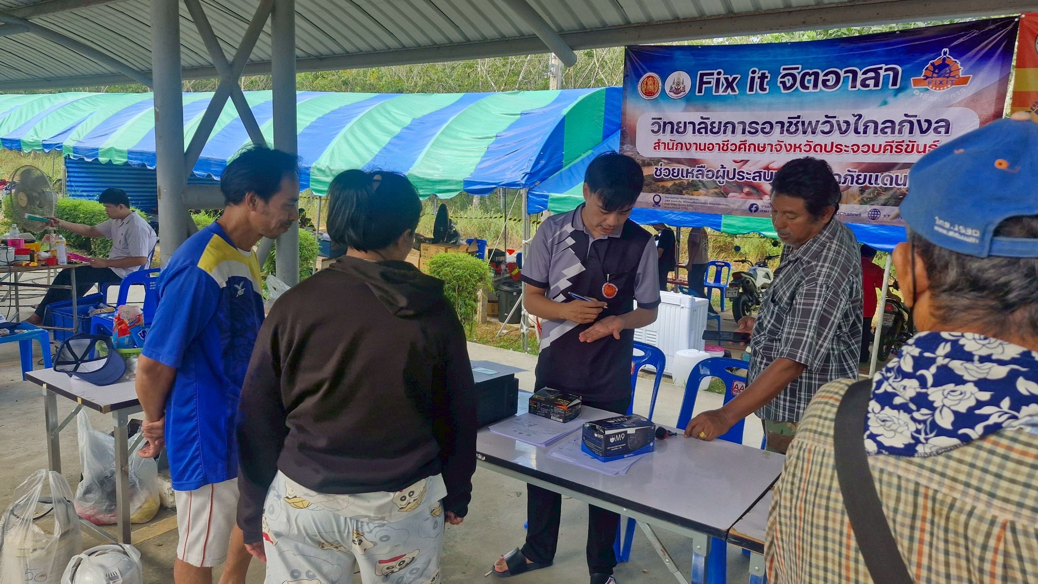 โครงการอาชีวะอาสา Fix It Center วิทยาลัยการอาชีพวังไกลกังวลลงพื้นที่ช่วยเหลือผู้ประสบภัยน้ำท่วม จังหวัด สงขลา