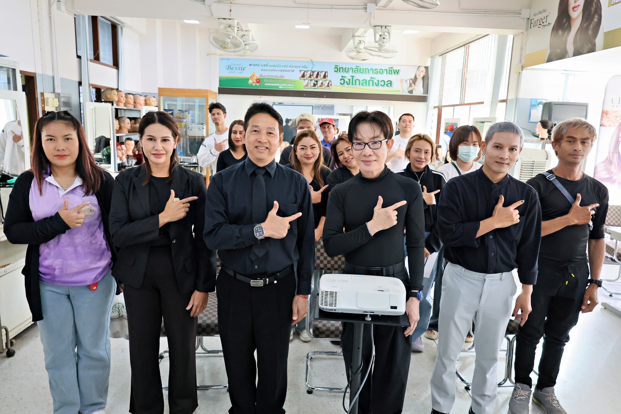 โครงการอบรมการทำสีผม Farger เพื่อพัฒนาทักษะวิชาชีพและเสริมสร้างประสบการณ์ตรงให้แก่นักเรียนหลักสูตรระยะสั้น