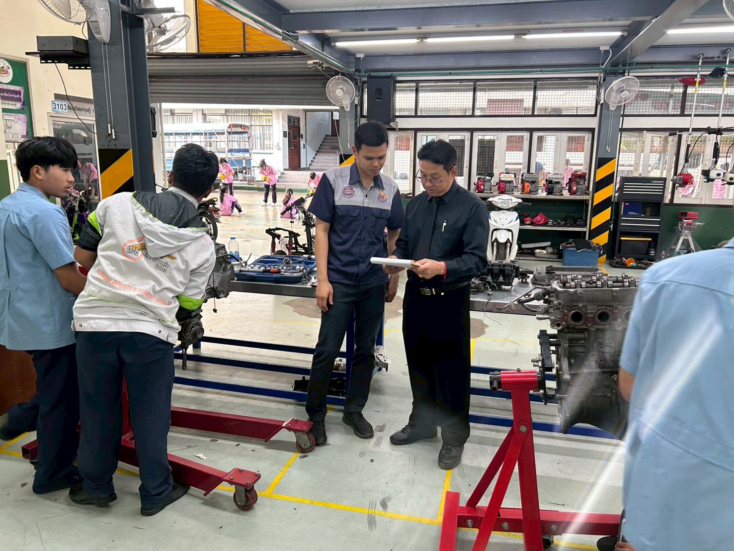 นิเทศการจัดการเรียนการสอนของครู แผนกวิชาช่างยนต์ และแผนกวิชาอิเล็กทรอนิกส์