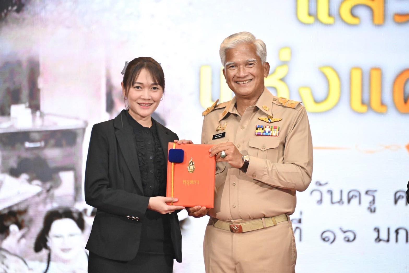 “นางสาวอุทัยทิพย์ กับปิยะ ครูแผนกวิชาสามัญ ”วิทยาลัยการอาชีพวังไกลกังวล           ได้รับรับเครื่องหมายเชิดชูเกียรติ “คุรุสดุดี” ประจำปี 2568 จากสำนักงานเลขาธิการคุรุสภา เนื่องในวันครู ครั้งที่ 70 พ.ศ. 2569