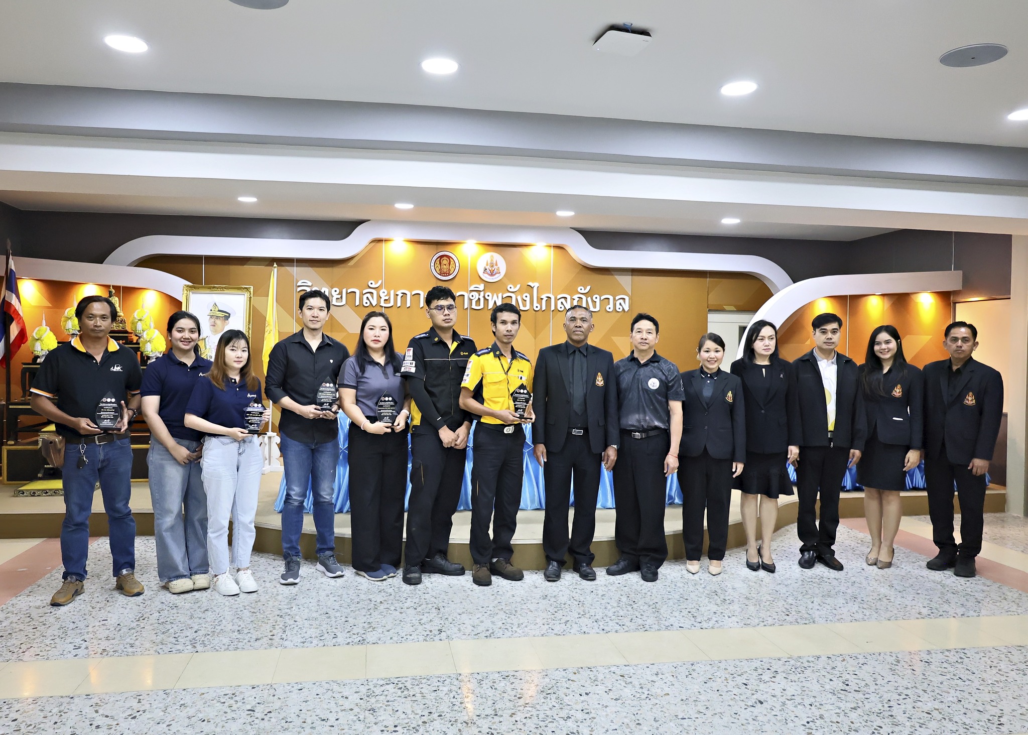 พิธีลงนามบันทึกข้อตกลงความร่วมมือ (Memorandum of Understanding : MOU) กับสถานประกอบการ จำนวน 17 แห่ง และพิธีมอบโล่เชิดชูเกียรติให้แก่สถานประกอบการ