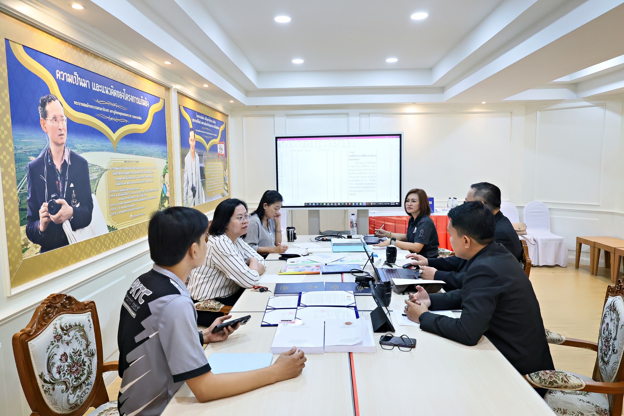 การต้อนรับนายฉัตรชัย ม่วงประเสริฐ และนายอานนท์ ทองคำ ตำแหน่งครูชำนาญการพิเศษ ปฏิบัติหน้าที่เจ้าหน้าที่งานพัฒนาหลักสูตรสายเทคโนโลยีหรือสายปฏิบัติการ ในโอกาสเดินทางมาให้คำแนะนำเกี่ยวกับการพัฒนาหลักสูตรเทคโนโลยีบัณฑิต (ทล.บ.) สาขาวิชาการบัญชี (ต่อเนื่อง)