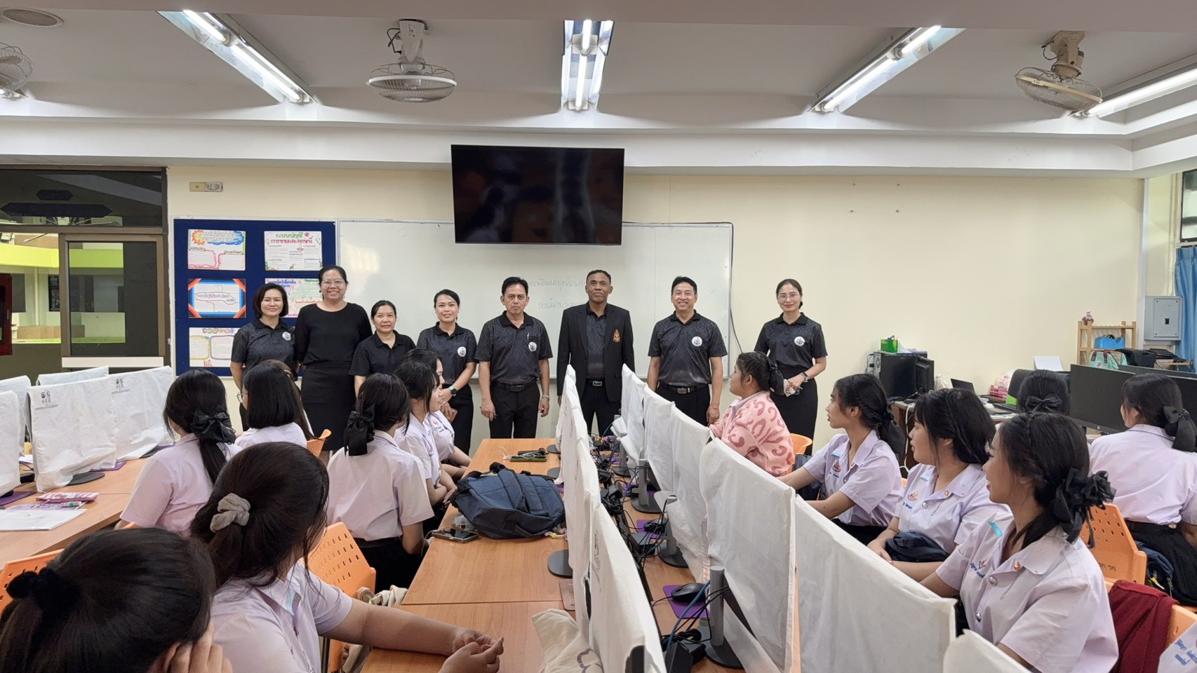 เข้าตรวจเยี่ยมชมให้กำลังใจนักเรียน นักศึกษา ของแผนกวิชาพณิชยการ ที่เข้าร่วมโครงการเตรียมความพร้อมและยกระดับสมรรถนะสู่การฝึกอาชีพทวิภาคีคุณภาพสูง ประจำปีการศึกษา 2569